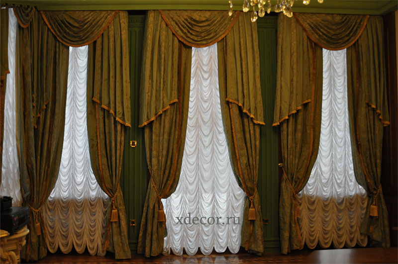 французские шторы с зелеными шторами и золотой бахромой